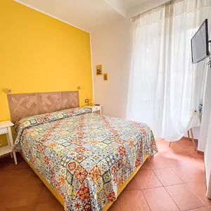 giallo-napoli.hotels-amalfi.com/